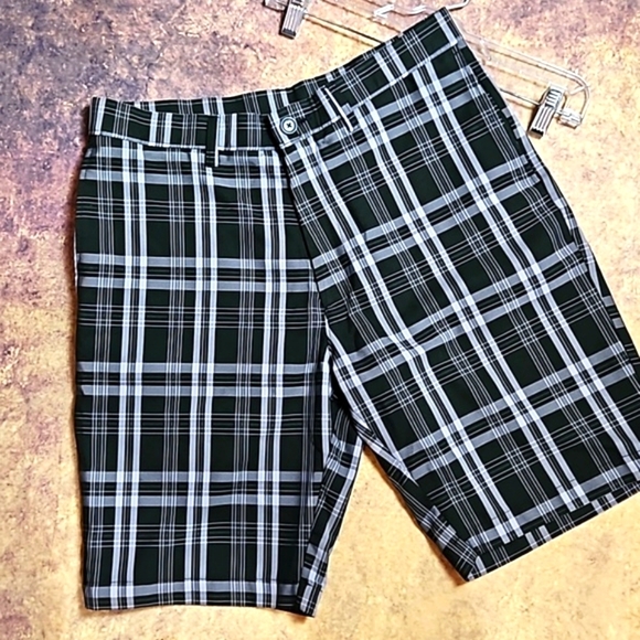 Haggar | Men's Black and Gray Plaid Performance Golf Shorts 32 - Picture 2 of 8